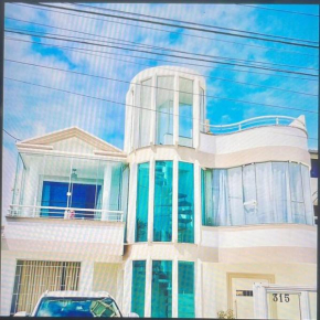 Casa no segundo andar com piscina